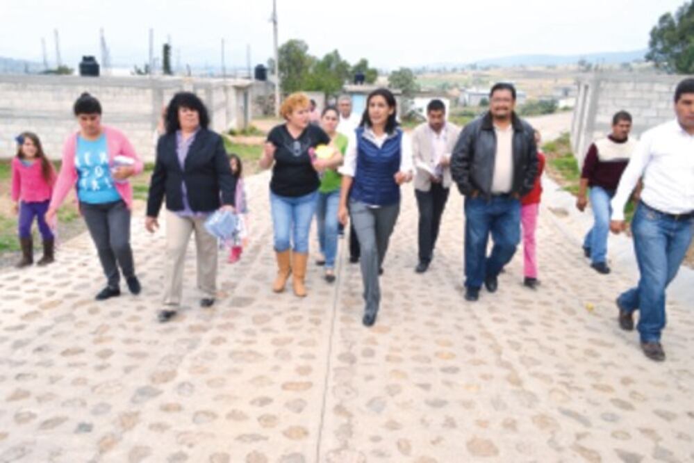 Alcaldesa entrega dos calles en Huimilpan
