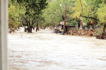 Llevan víveres a Arroyo Seco