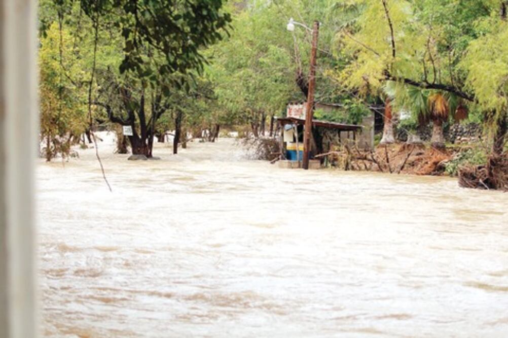 Llevan víveres a Arroyo Seco