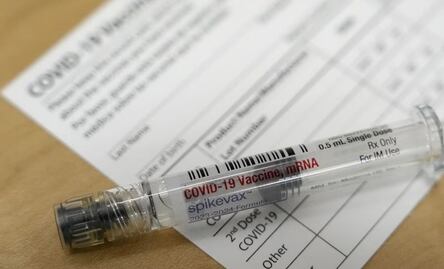 Vacuna Moderna podrá comprarse en farmacias y hospitales en próxima quincena