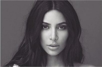 Kim Kardashian modelando atrevido bikini Chanel