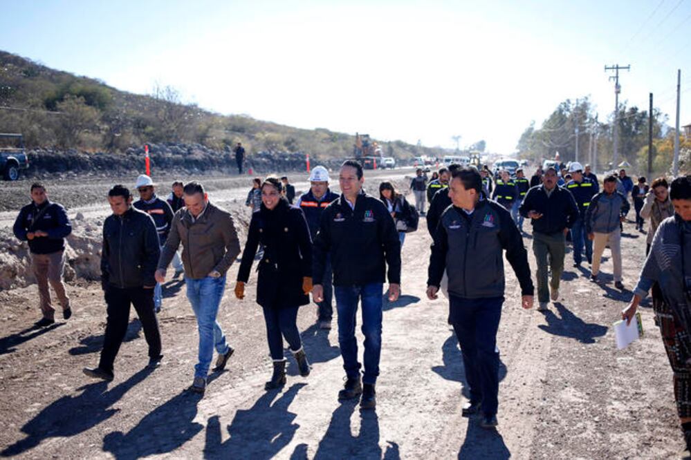 El gobernador Francisco Domínguez Servién y la secretaria de Desarrollo Urbano y Obras Públicas, Romy Rojas Garrido, supervisaron las obras de la ampliación de la carretera 400 a Huimilpan, la cual tiene 61% de avance. (ESPECIAL)