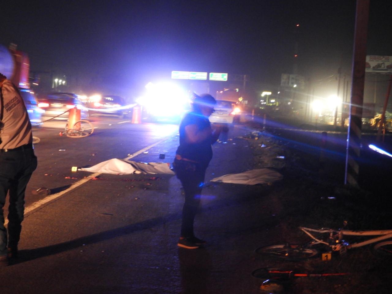 Mueren dos ciclistas arrollados por camión