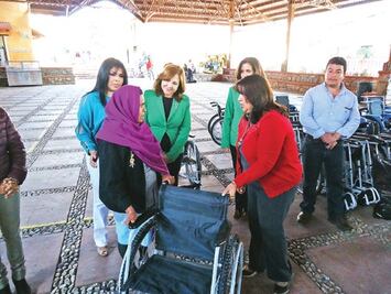 Regalan sillas de ruedas y despensas