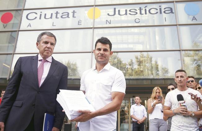 Julio Iglesias suma otra demanda de paternidad