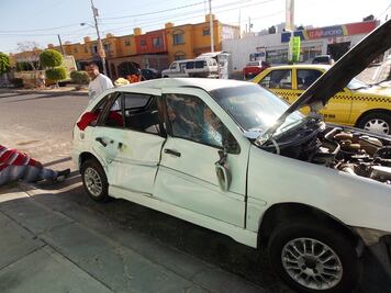 Embiste autobús de Red Q a auto compacto 