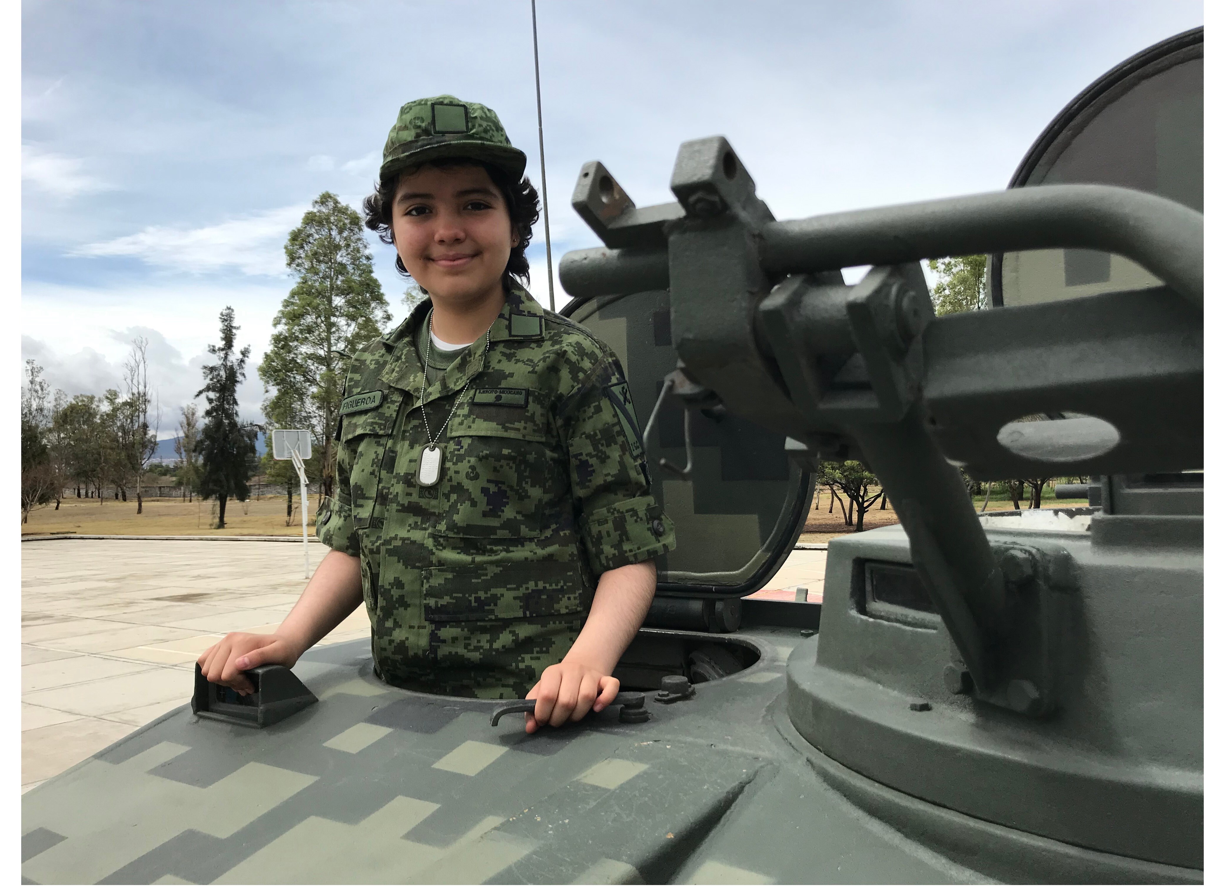 Niña cumple su sueño de ser soldado