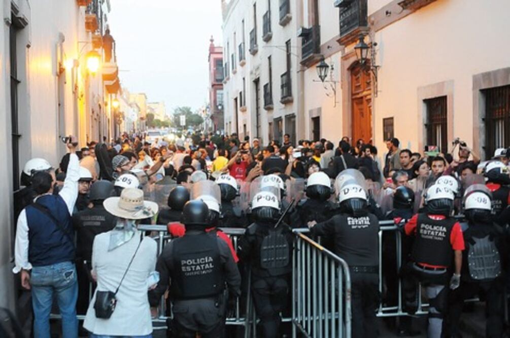 Avalan reforma pese a protestas