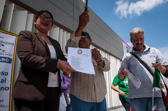 Integrantes de la Conaci acudieron a la Legislatura local para presentar el anexo de la iniciativa (RICARDO LUGO. EL UNIVERSAL)