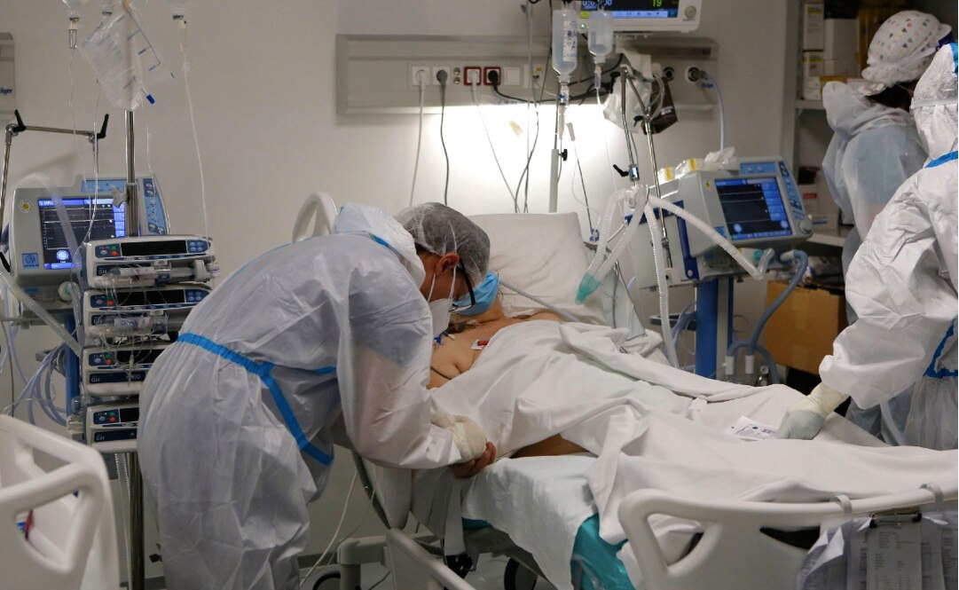 OMS advierte sobre seis meses "muy duros" de pandemia pese a vacuna contra Covid