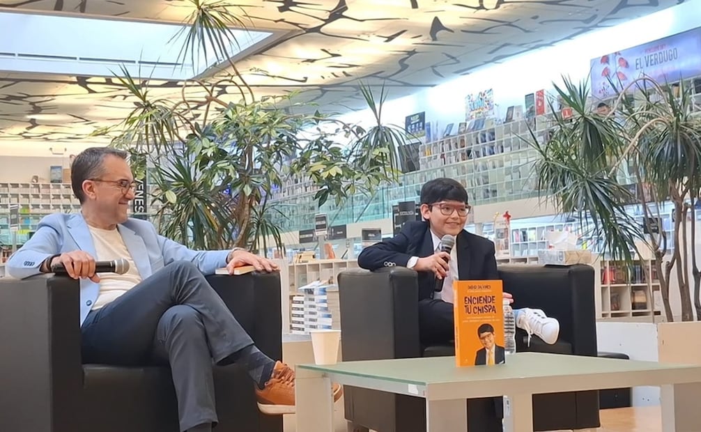 David da Vinci durante la presentación de su libro "Enciende tu chispa" junto a Daniel Ordaz; en la librería Rosario Castellanos en la CDMX. Foto: Alicia Bautista EL UNIVERSAL