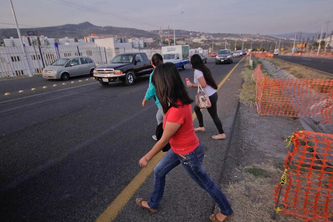 Las sanciones serán para quienes no usen los puentes, pasos de cebra o que caminen con la atención sobre los celulares (ARCHIVO. EL UNIVERSAL)