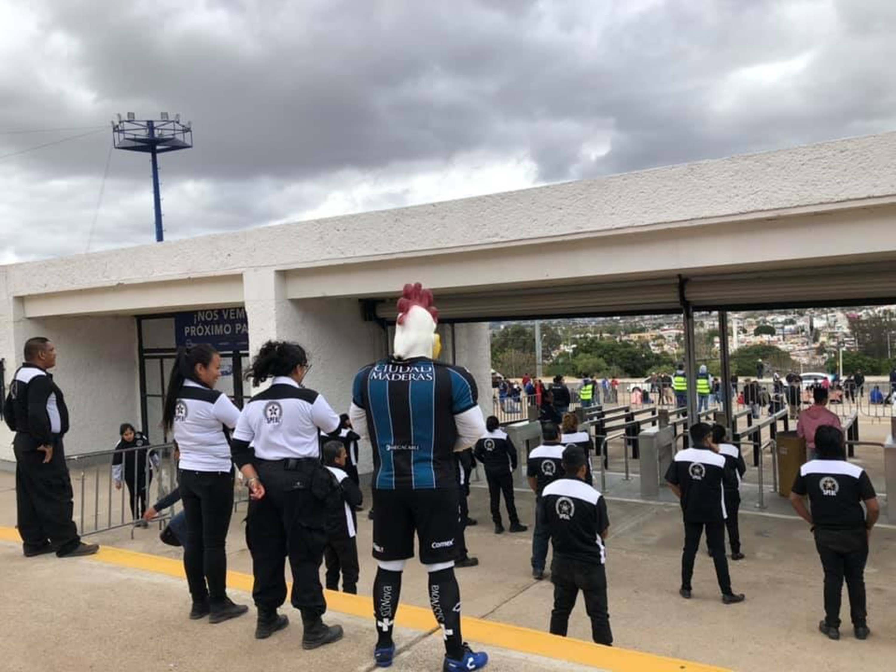 Reprueban contratación de vigilantes para el estadio Corregidora; los convocan en redes sociales