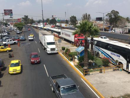 Protestan transportistas por alza de combustibles e inseguridad