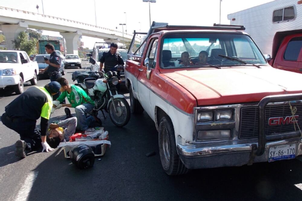 Impacta camioneta a motociclista