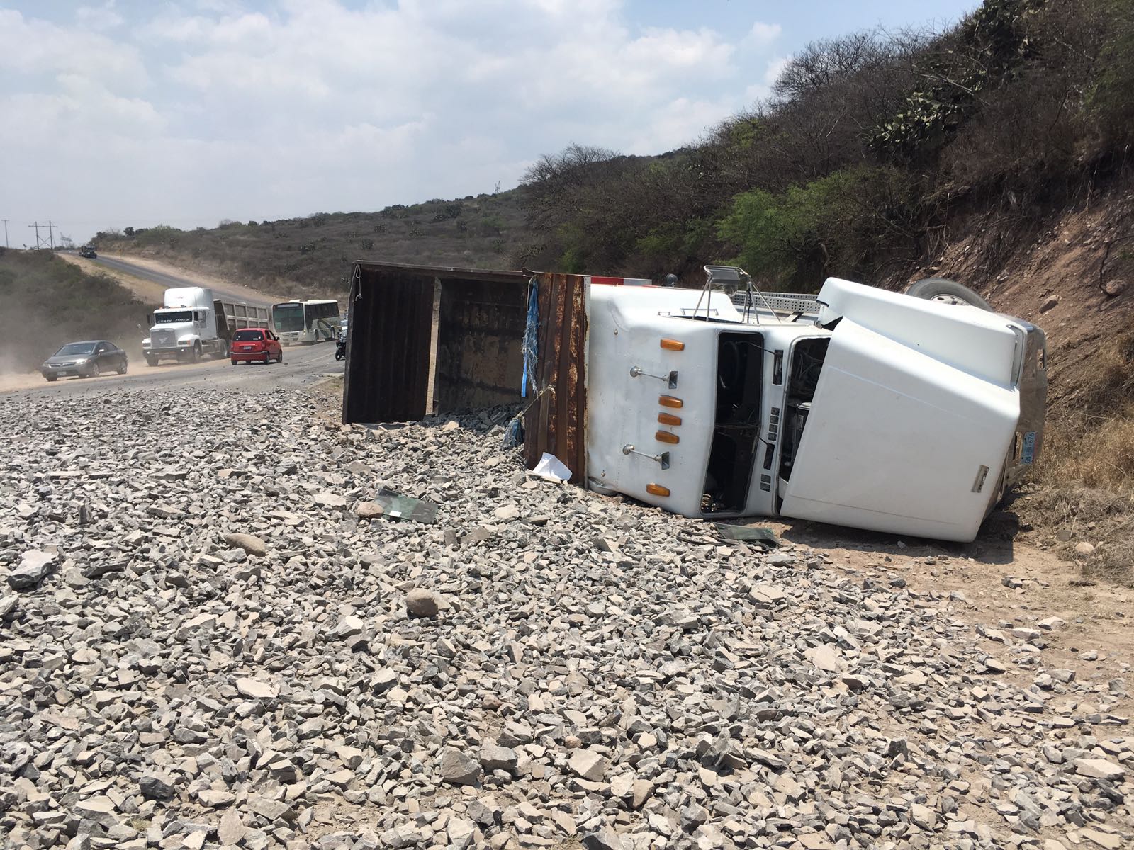 Vuelca camión de volteo en la carretera a Coroneo