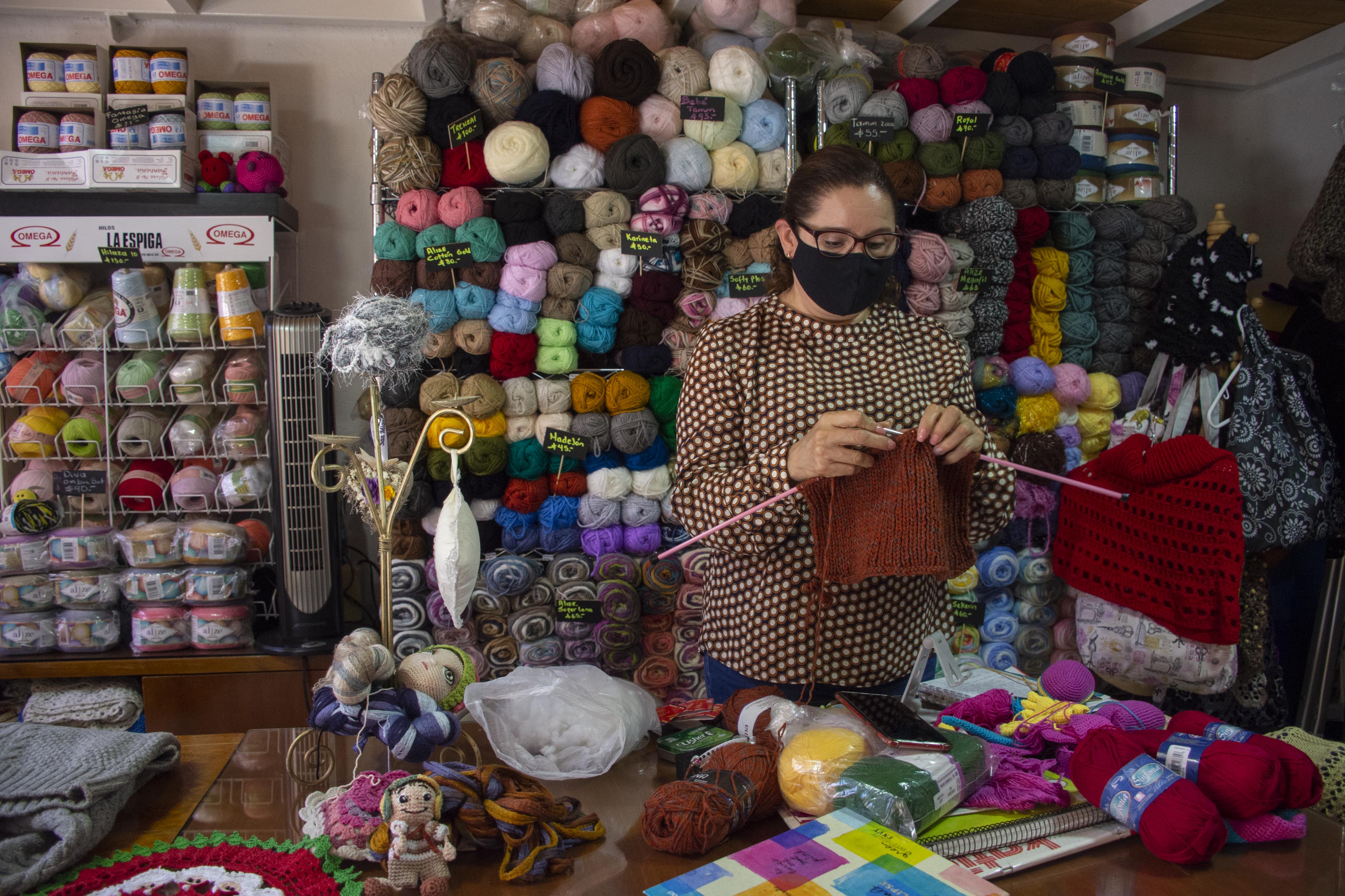 Terapéutico. Tejido ayuda a hacer más ameno el confinamiento