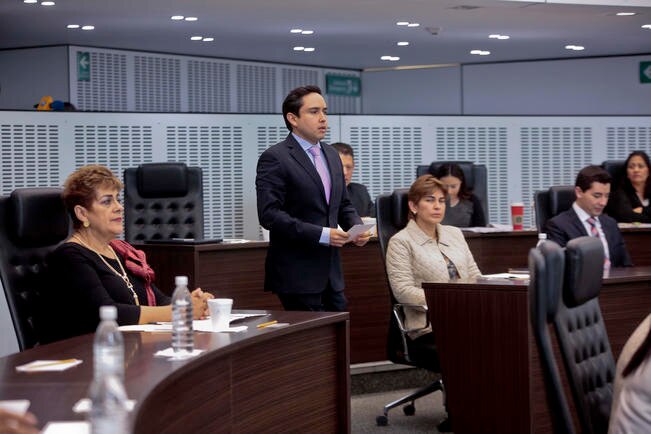 Para ahorrar, propone PAN reducir de 10 a 8 los “pluris”