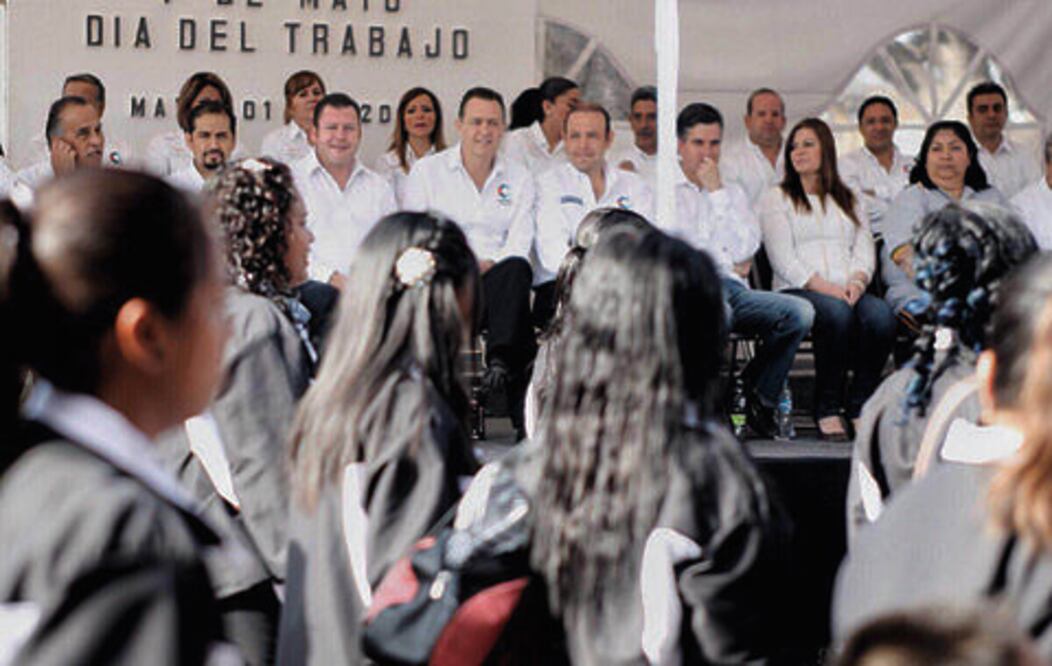 Desfilan en Corregidora 