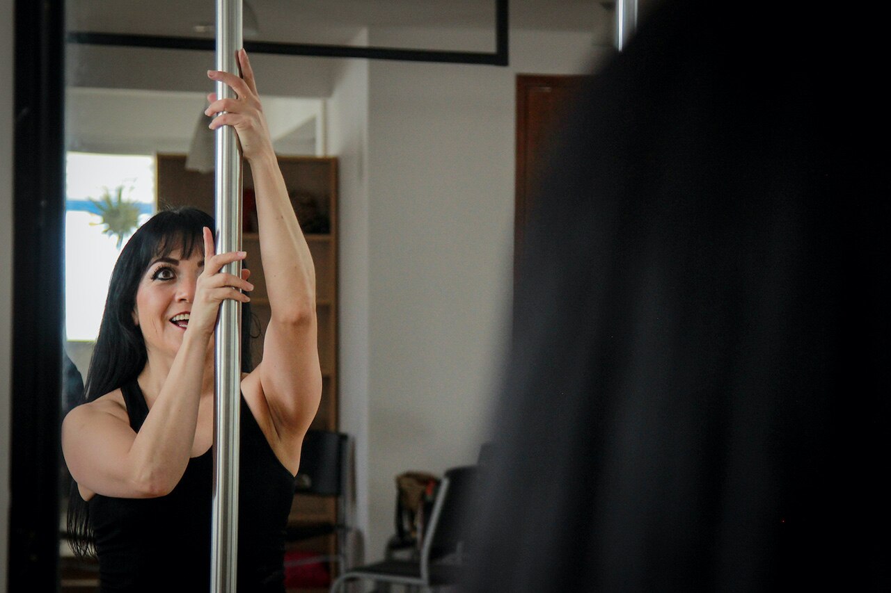 Con 'pole dance', mujeres elevan su autoestima