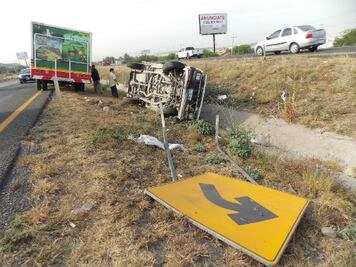 Tras recibir golpe termina volcado