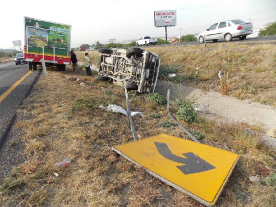 Tras recibir golpe termina volcado