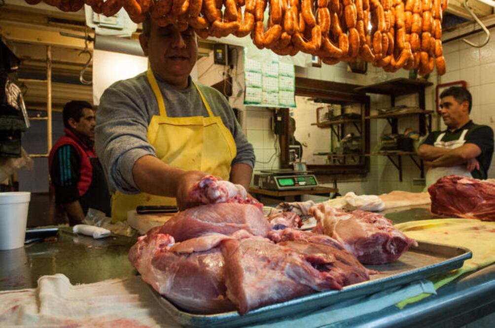 Los comerciantes que viven de vender carne promueven su producto para acabar con la racha de bajas ventas que les dejó la Cuaresma. Aunque son vacaciones, no dejan de estar al pendiente de su negocio. (RICARDO LUGO. EL UNIVERSAL)