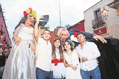 Callejoneada para brindar por el amor