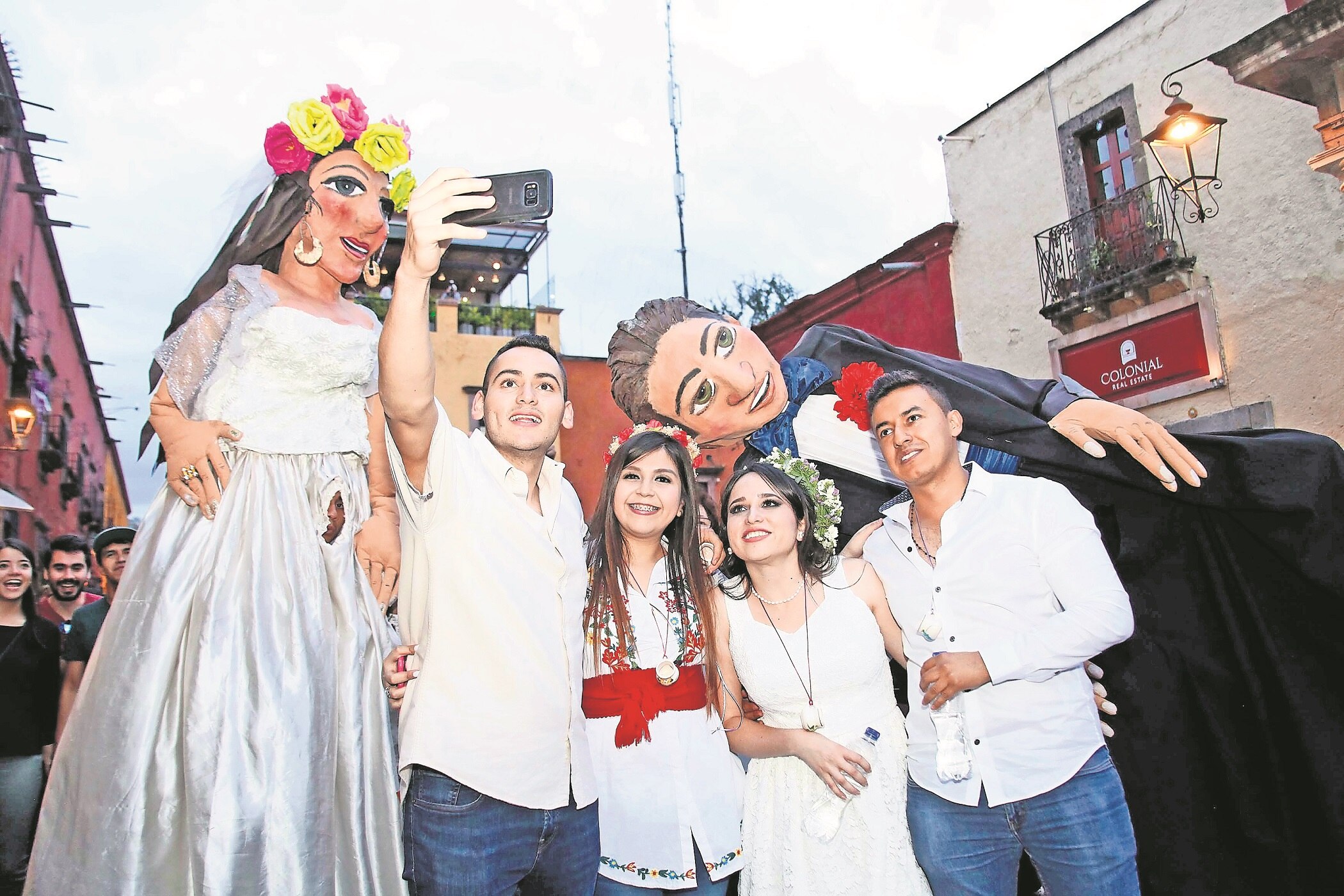 Para atesorar el momento, no pueden faltar las selfies con los futuros esposos. / Foto: Guillermo González