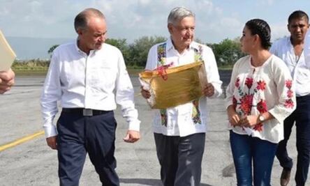 “No merezco este trato”, dice AMLO a manifestantes que irrumpen en su hotel