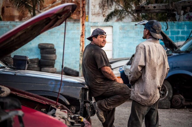 El deshuesadero es el sitio ideal para los dueños de autos, camiones o camionetas para buscar cualquiera pieza —ya usada s— para reparar su vehículo a un precio mucho menor que comprarla en un agencia (RICARDO LUGO)
