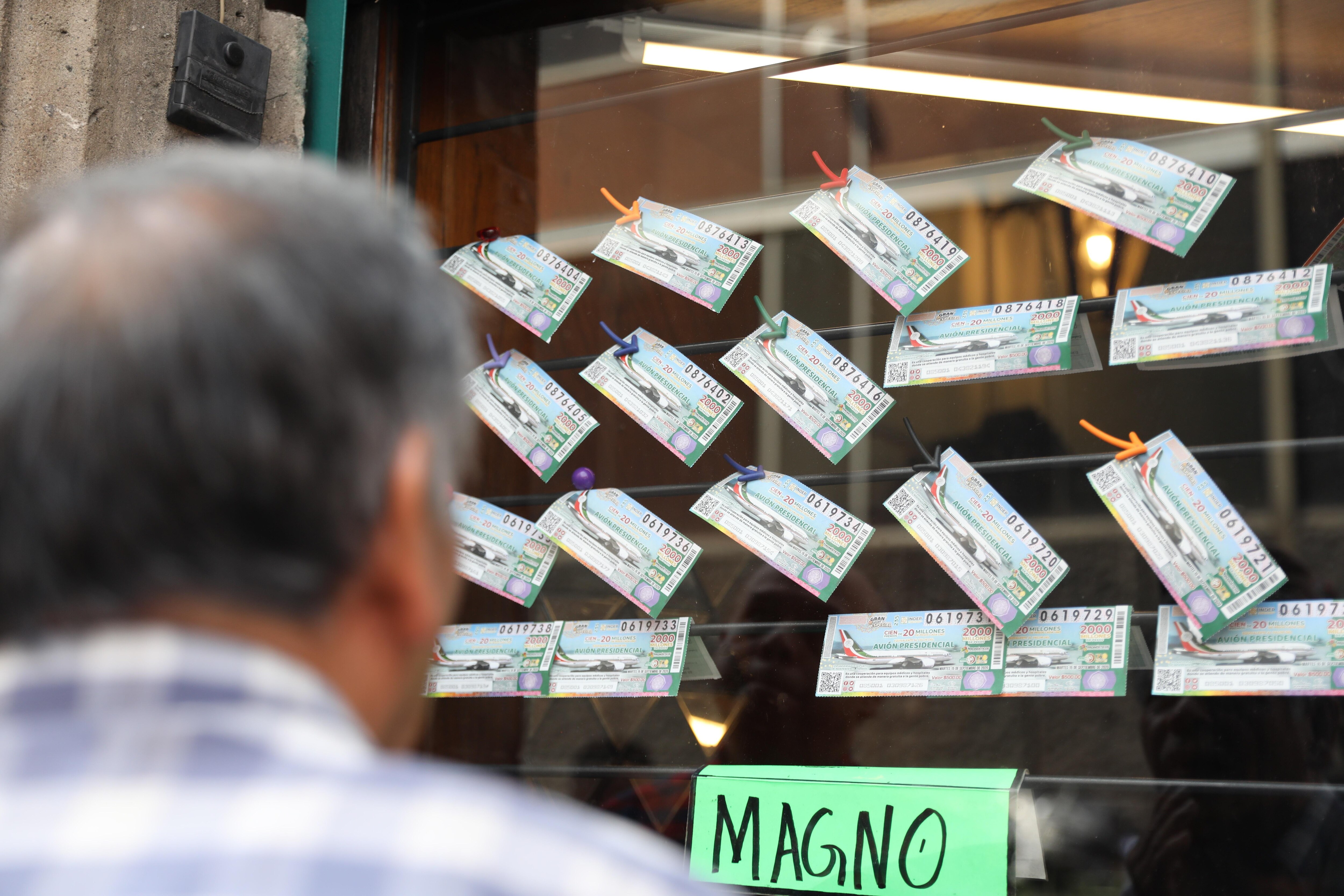 “Vamos por ese avión”, dice al comprar billete