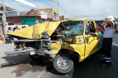 Colisiona camioneta de frente con tráiler
