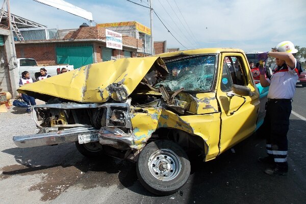 Colisiona camioneta de frente con tráiler