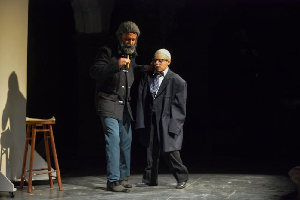 Un niño de 11 años (der.) da vida a “Little Chicken” (FOTOS: MARIO VALDÉS. EL UNIVERSAL)