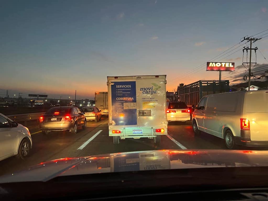 Volcadura de tráiler mantiene cerrada la autopista México-Querétaro, en dirección a CDMX