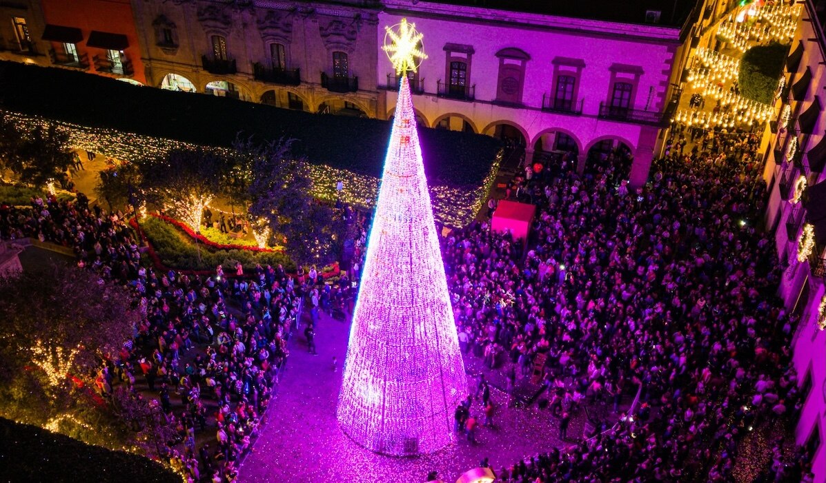Más de 35 mil personas visitan el Centro Histórico tras el encendido del árbol monumental