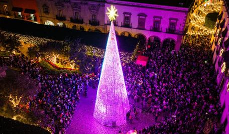 Más de 35 mil personas visitan el Centro Histórico tras el encendido del árbol monumental