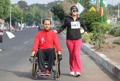 Corredores participan a ciegas 