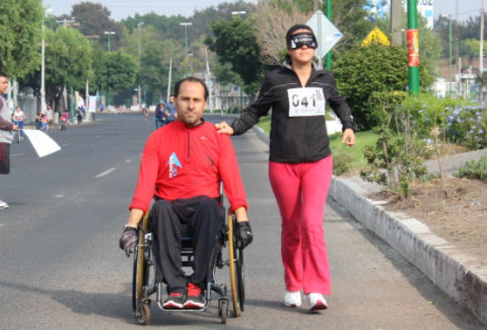 Corredores participan a ciegas