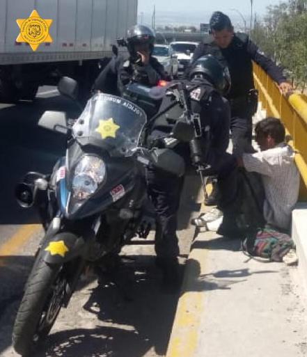 Policías municipales evitan suicidio en la carretera 57
