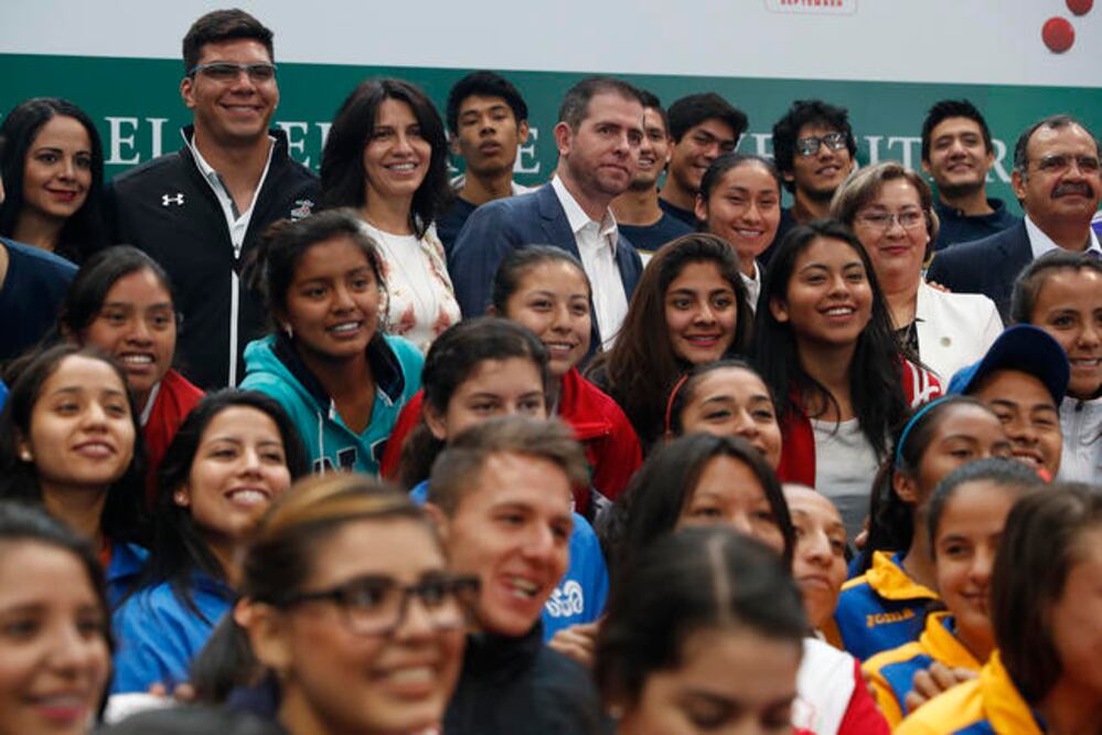 Alfredo Castillo se unió a la celebración del Día Internacional del Deporte Universitario (FOTO: YADIN XOLALPA)