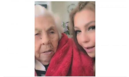 Thalía celebra y le canta a su abuela en sus 101 años