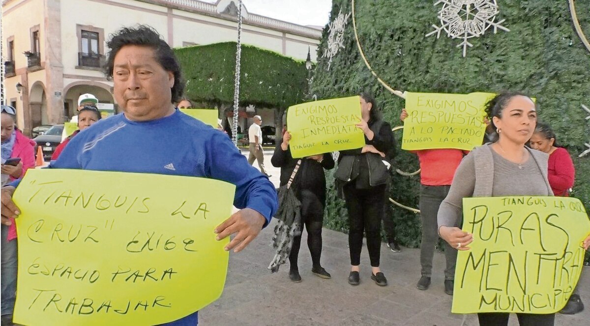 Comerciantes de La Cruz protestan para instalar tianguis navideño