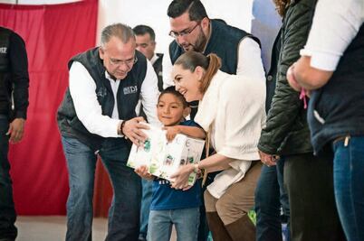 Entrega DIF estatal cobijas y despensas en E. Montes