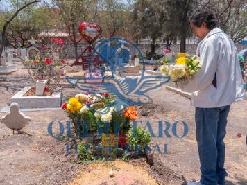 Día de las Madres, entre flores y panteones