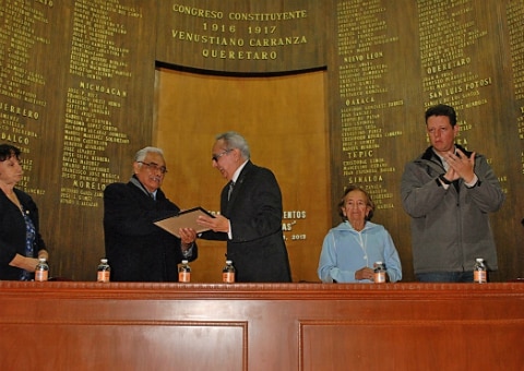 Entregan reconocimientos a adultos mayores 