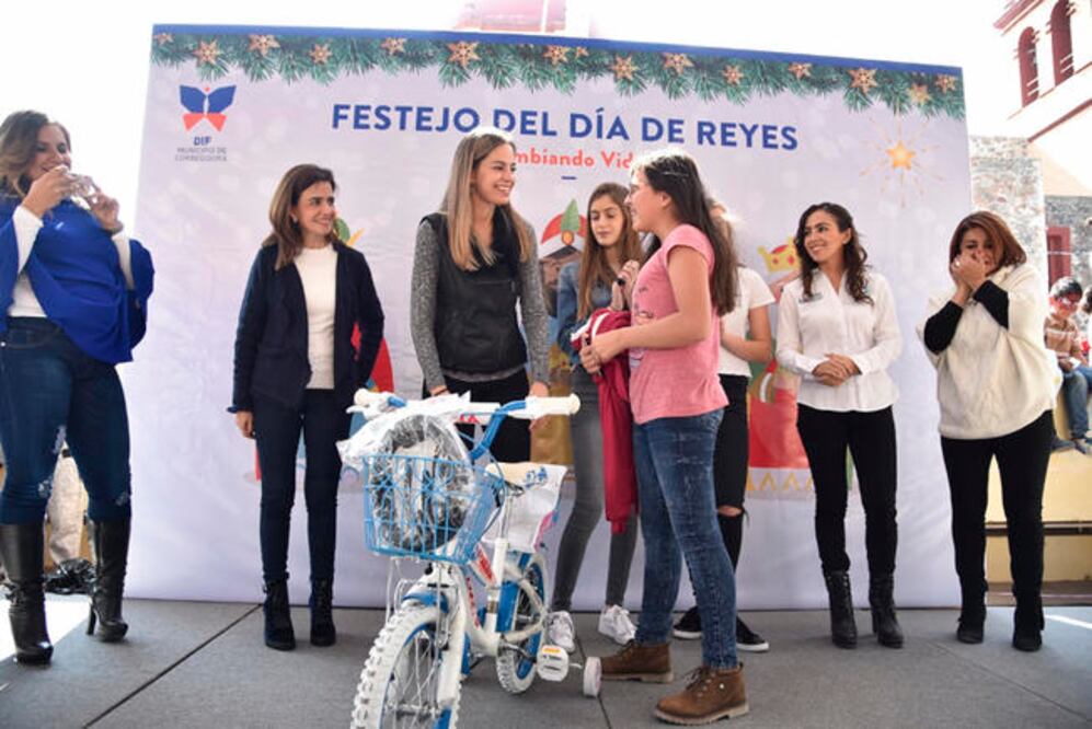 Car Herrera de Kuri, presidenta del DIF de Corregidora, dijo que el festival se realiza con el fin de ver sonreír a los niños. (ESPECIAL)