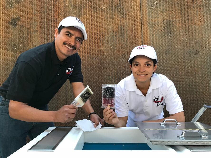 Ana Laura y Ramón llevan a cabo la elaboración de paletas como hobbie, ya que ella es ama de casa y él laboraa en una institución pública (Foto: Demian Chávez)