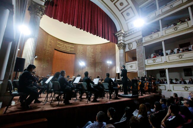 Y el concierto público fue creado. ¿Perdón…?